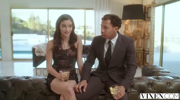 大长腿模特美女啪啪作品 妹子颜值不错鼻子很有特点高鼻梁有点性感，眼睛勾魂嫩逼操起来鸡动很爽啊720P高清